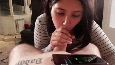 من خواهر ناتنی ام را در حالی که دیزنی را تماشا می کند اذیت می کنم [Cum]